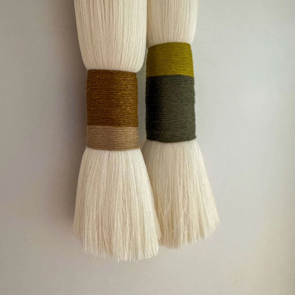 Alba I. Colgante textil en bambú y madera Alba I. Colgante textil en bambú y madera