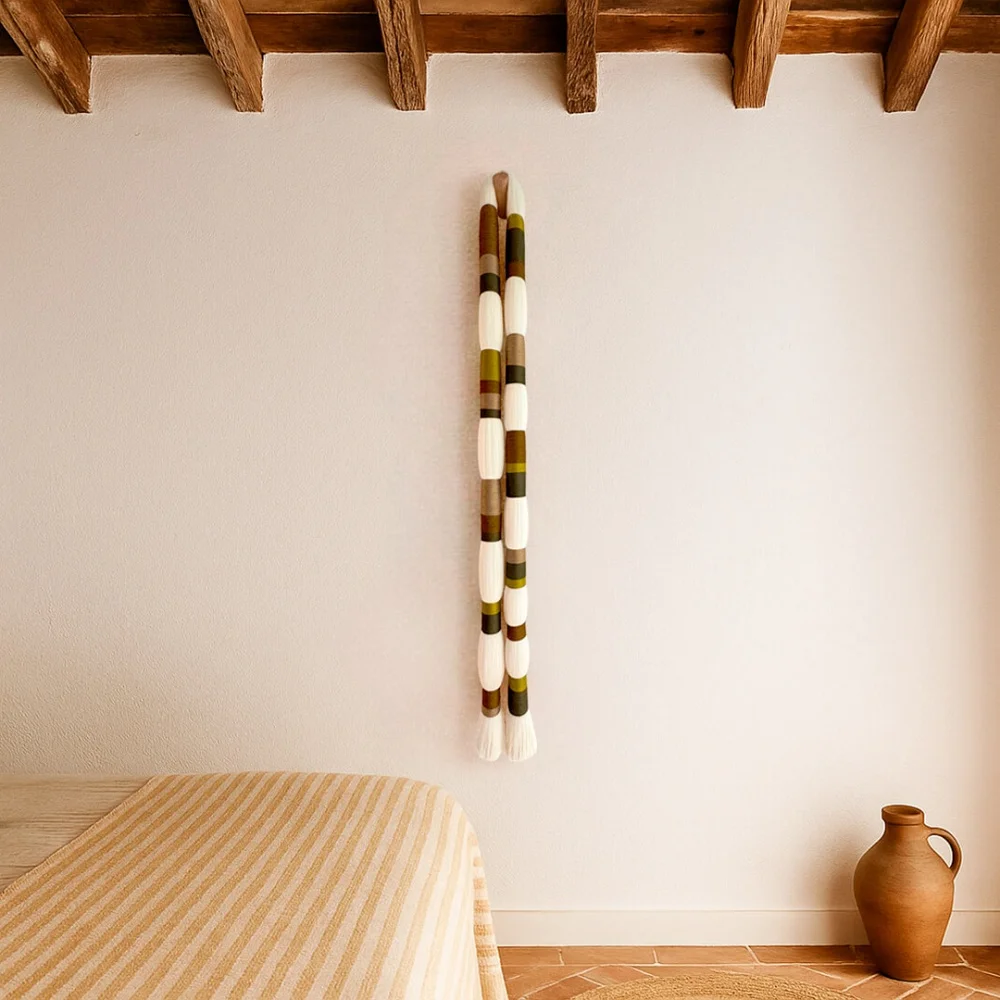 Alba I. Colgante textil en bambú y madera Alba I. Colgante textil en bambú y madera