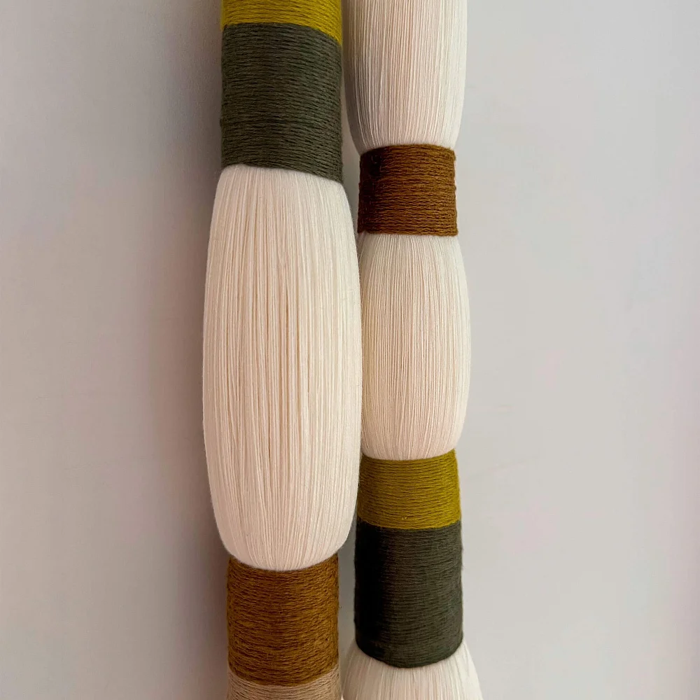 Alba I. Colgante textil en bambú y madera Alba I. Colgante textil en bambú y madera