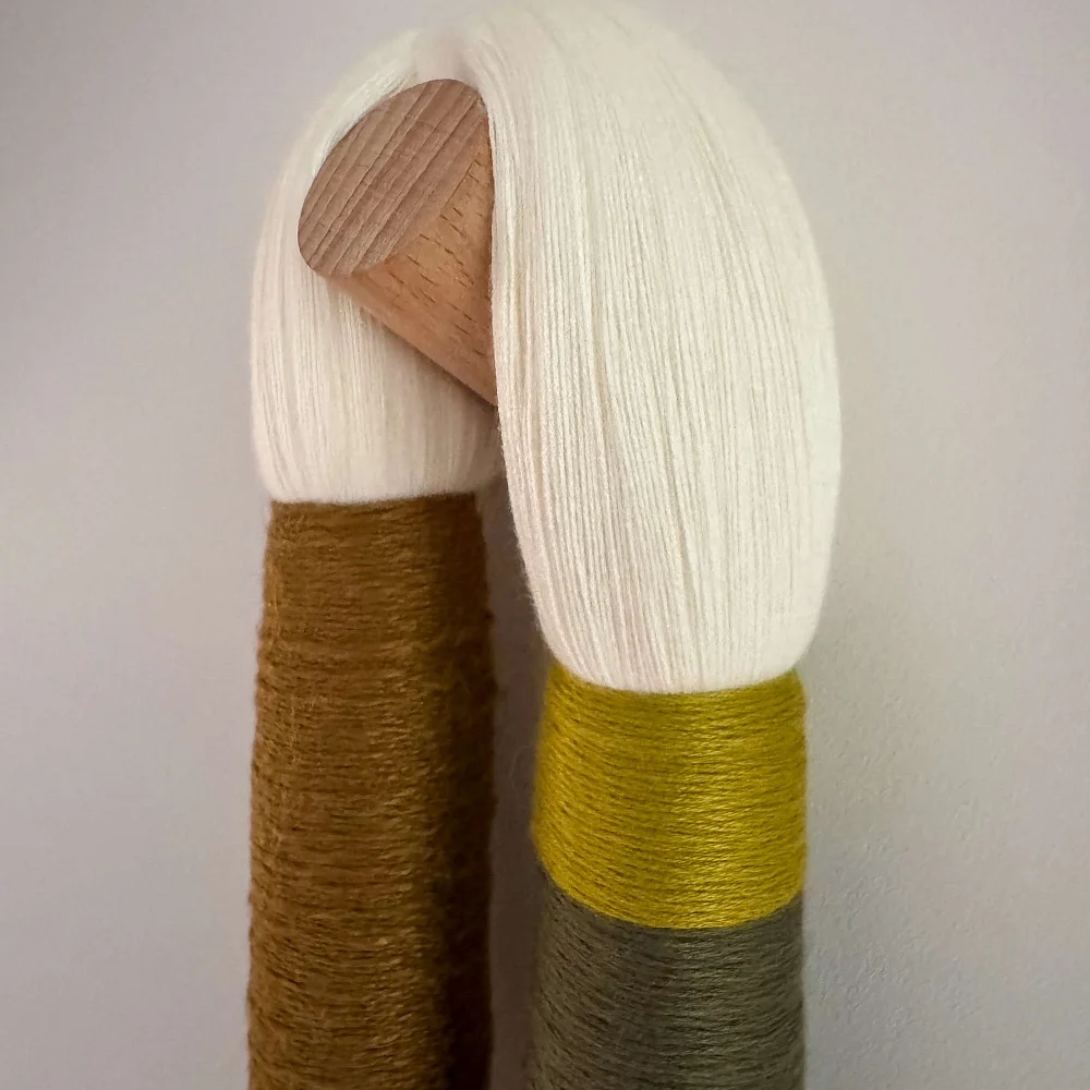 Alba I. Colgante textil en bambú y madera Alba I. Colgante textil en bambú y madera