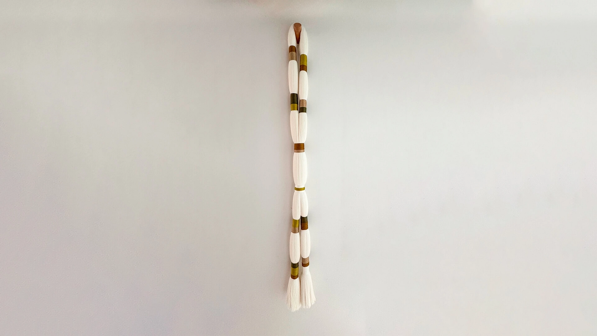Alba II Escultura textil en bambú y madera