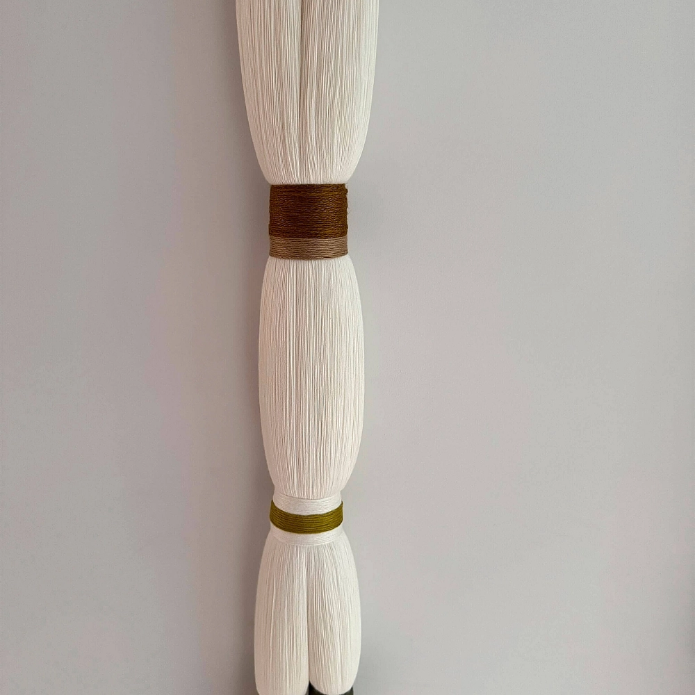 Alba II Escultura textil en bambú y madera