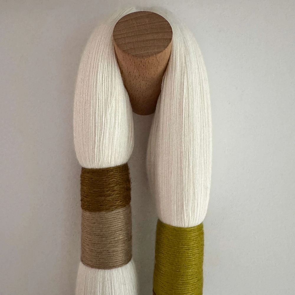Alba II Escultura textil en bambú y madera
