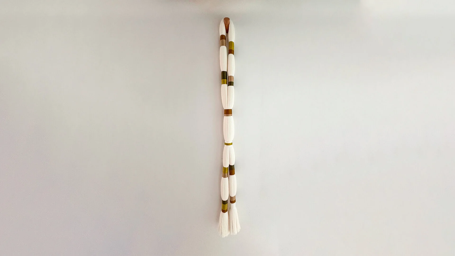 Alba II. Colgante textil en bambú y madera