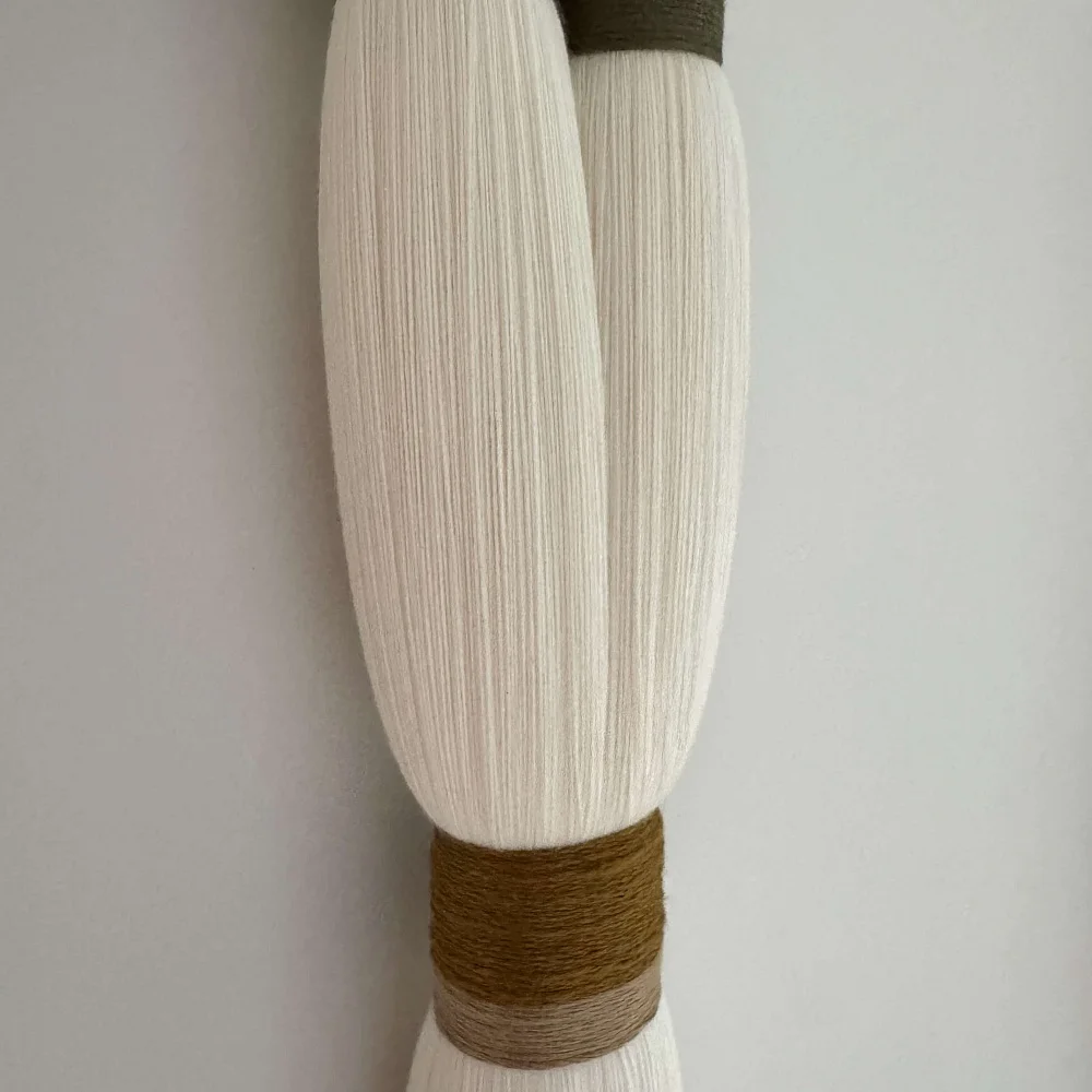 Alba II. Colgante textil en bambú y madera