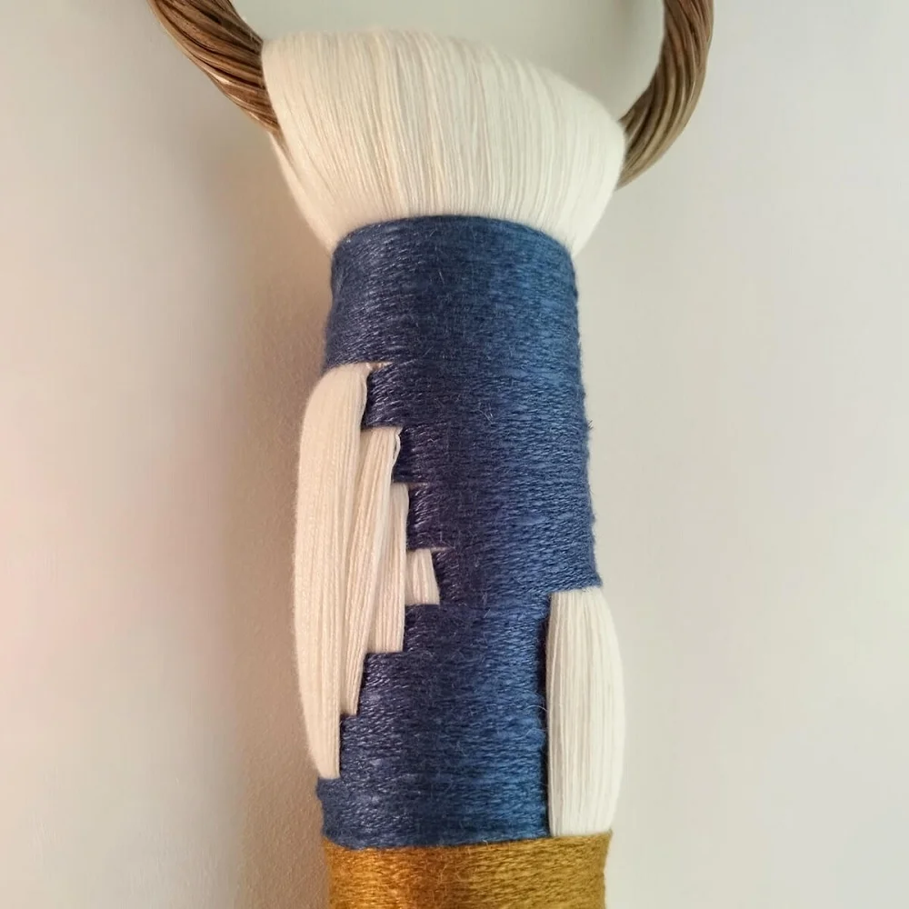 Aro Eramar. Colgante textil en bambú, lino y mimbre Aro Eramar. Colgante textil en bambú, lino y mimbre