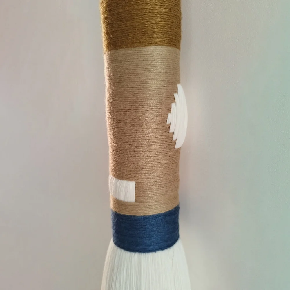 Aro Eramar. Colgante textil en bambú, lino y mimbre Aro Eramar. Colgante textil en bambú, lino y mimbre