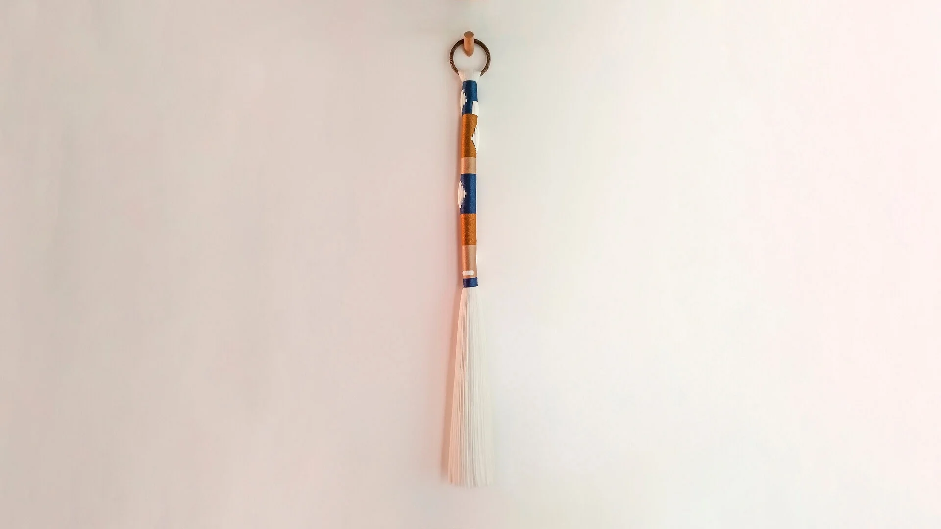 Aro Eramar. Colgante textil en bambú, lino y mimbre Aro Eramar. Colgante textil en bambú, lino y mimbre