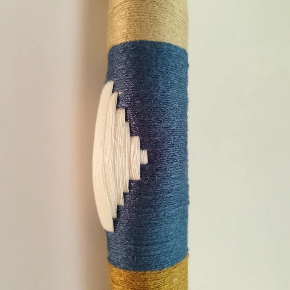 Aro Eramar. Colgante textil en bambú, lino y mimbre Aro Eramar. Colgante textil en bambú, lino y mimbre