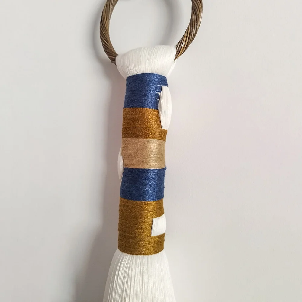 Borla Eramar. Adorno textil en bambú, lino y mimbre