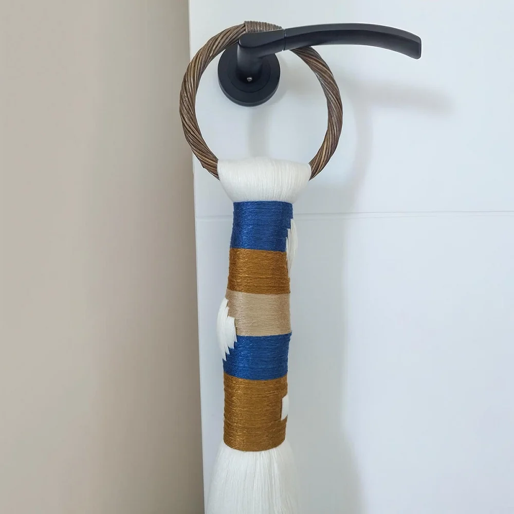 Borla Eramar. Adorno textil en bambú, lino y mimbre