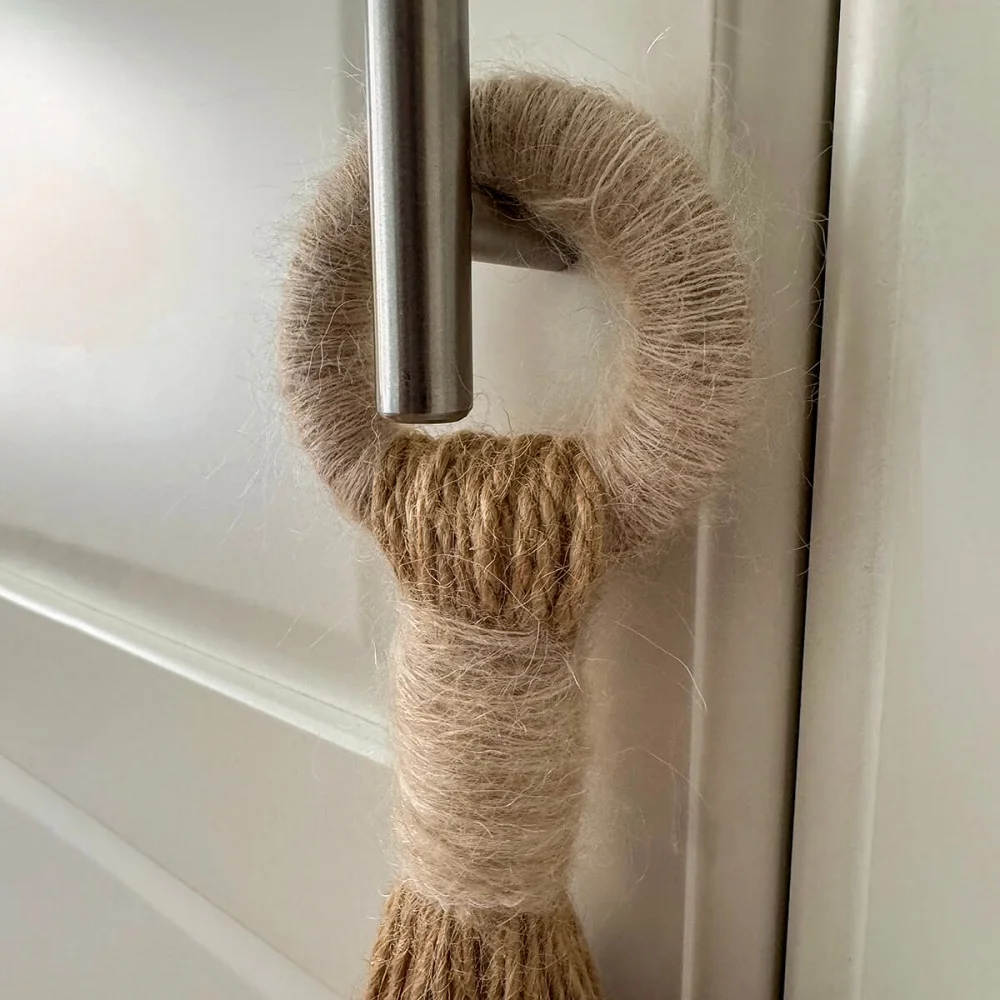 Borla Haizea. Adorno textil en yute y mohair Borla Haizea. Adorno textil en yute y mohair