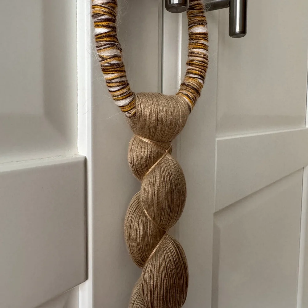 Borla Senda. Adorno textil en bambú y mohair Borla Senda. Adorno textil en bambú y mohair