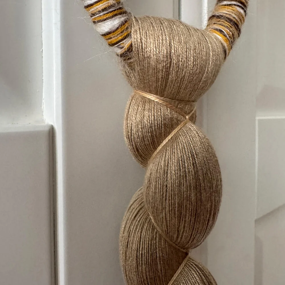 Borla Senda. Adorno textil en bambú y mohair Borla Senda. Adorno textil en bambú y mohair
