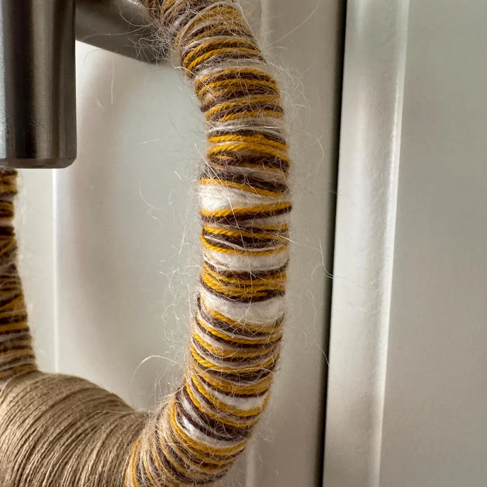 Borla Senda. Adorno textil en bambú y mohair Borla Senda. Adorno textil en bambú y mohair