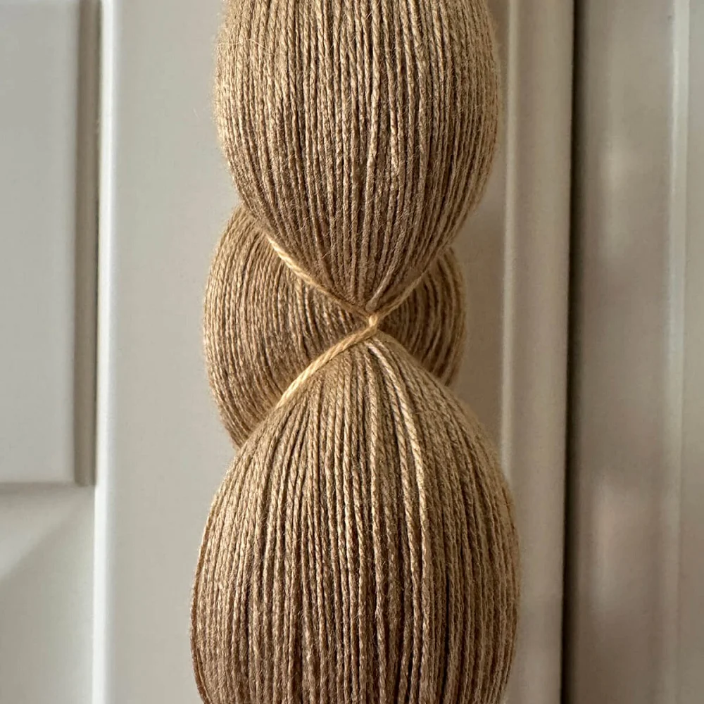 Borla Senda. Adorno textil en bambú y mohair Borla Senda. Adorno textil en bambú y mohair