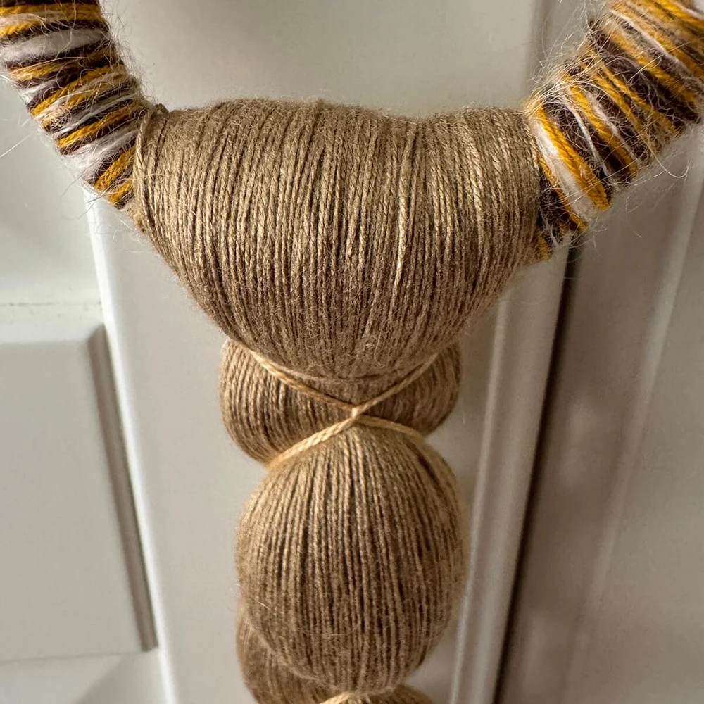 Borla Senda. Adorno textil en bambú y mohair Borla Senda. Adorno textil en bambú y mohair