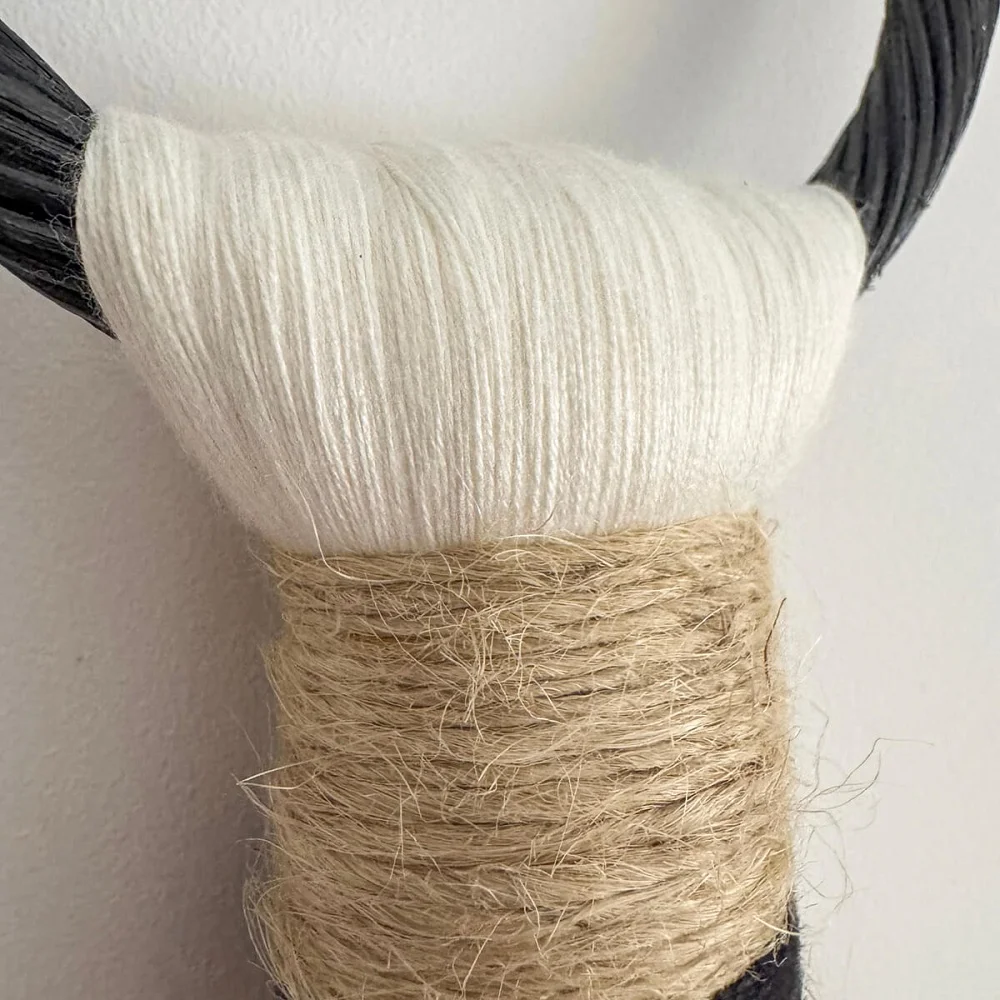 Borla Sonata. Adorno textil en bambú y yute Borla Sonata. Adorno textil en bambú y yute