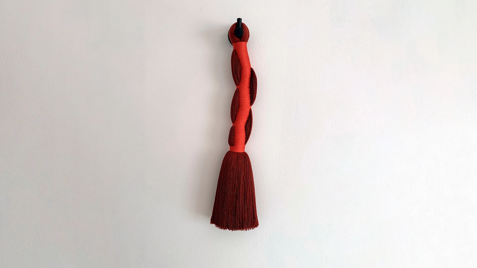 Coral I Sculpture textile murale en bambou et acier