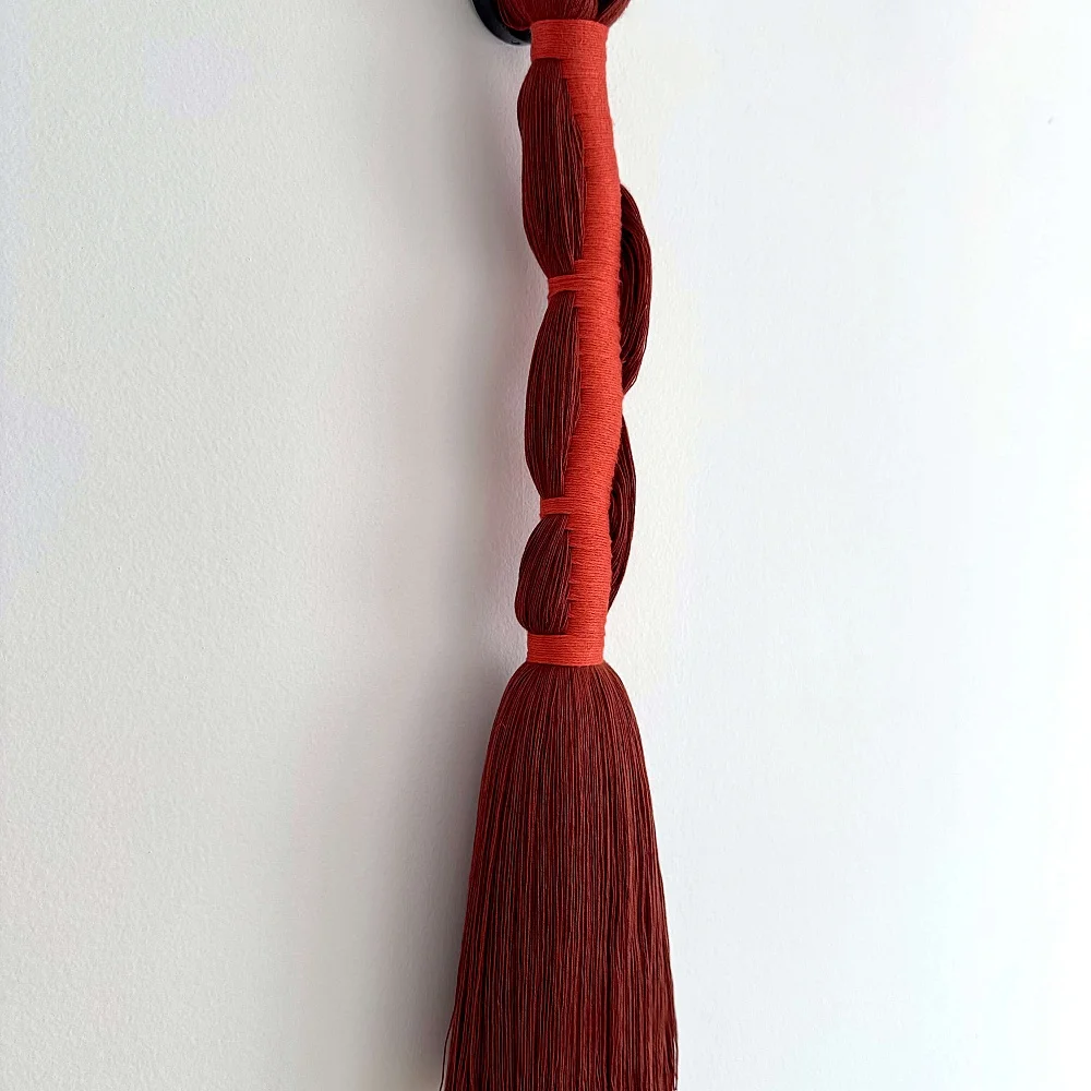 Coral I. Colgante textil en bambú y acero