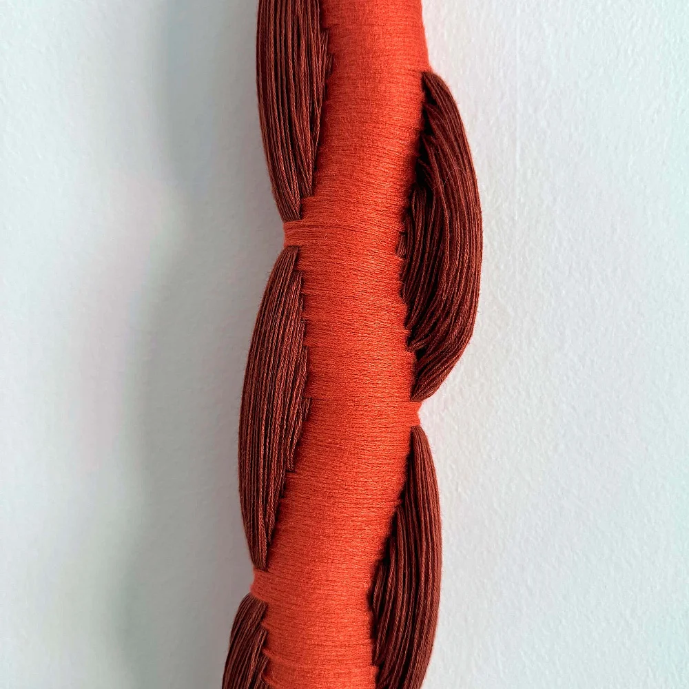 Coral I. Colgante textil en bambú y acero Coral I. Colgante textil en bambú y acero