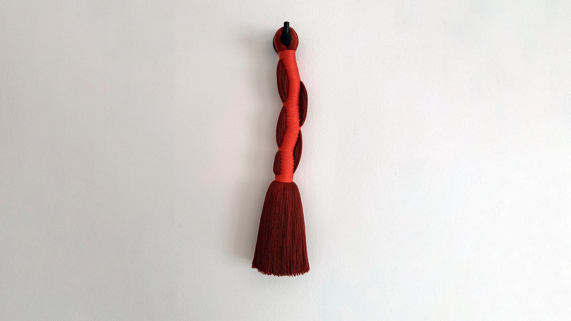 Coral I. Sculpture textile murale en bambou et acier Coral I. Sculpture textile murale en bambou et acier