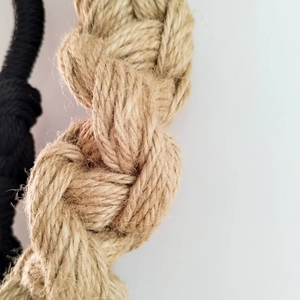 Dualidad I. Colgante textil en yute y bambú