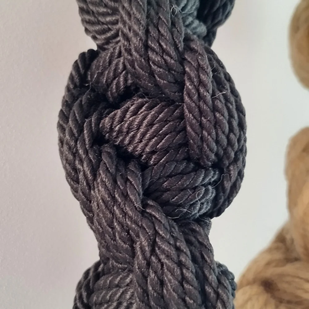 Dualidad I. Colgante textil en yute y bambú