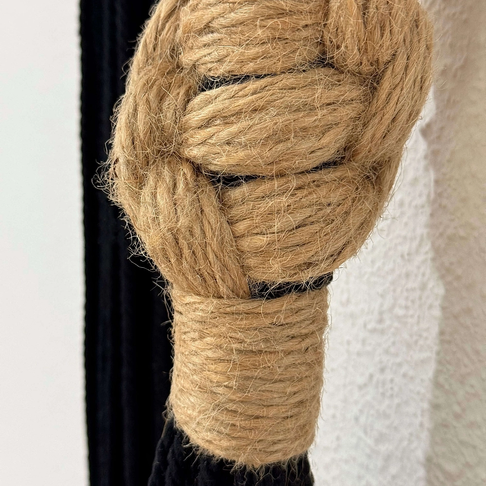 Dualité II Suspension décorative en macramé en jute et bambou Dualité II Suspension décorative en macramé en jute et bambou