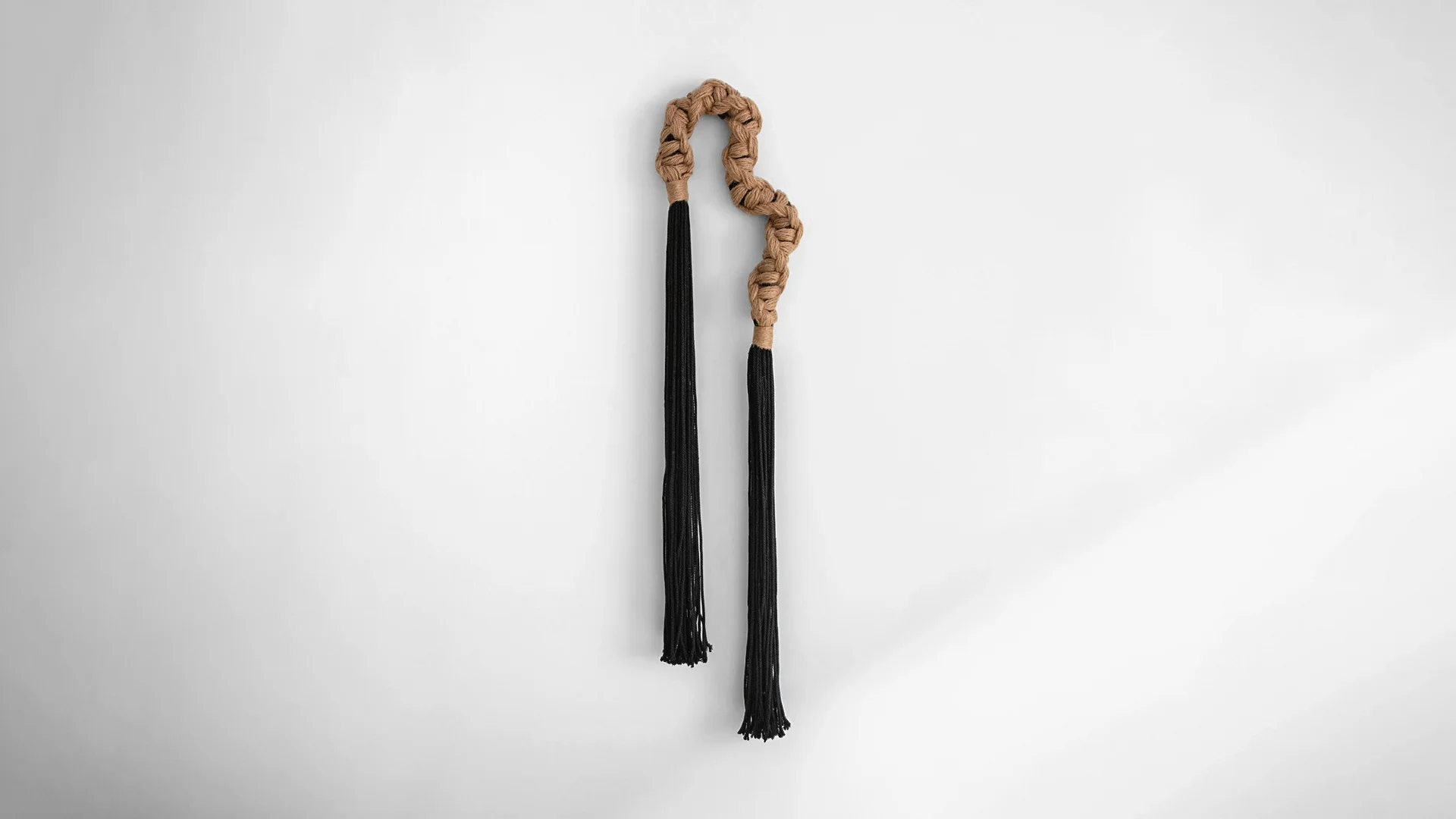 Dualité II. Suspension décorative en macramé en jute et bambou Dualité II. Suspension décorative en macramé en jute et bambou