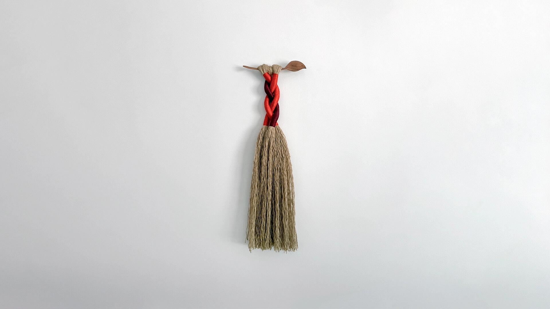 Estela Suspension textile verticale en jute et bambou sur bois de noyer sculpté