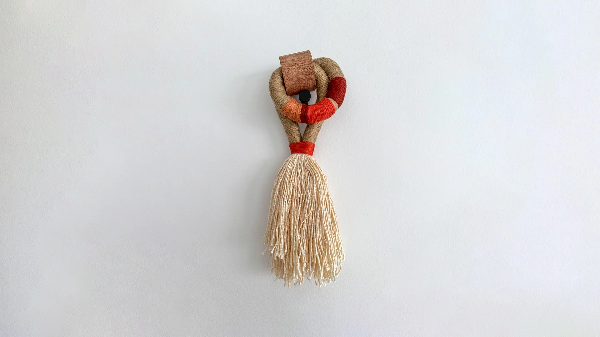 Estela tassel. Textile ornament in jute, bamboo and linen