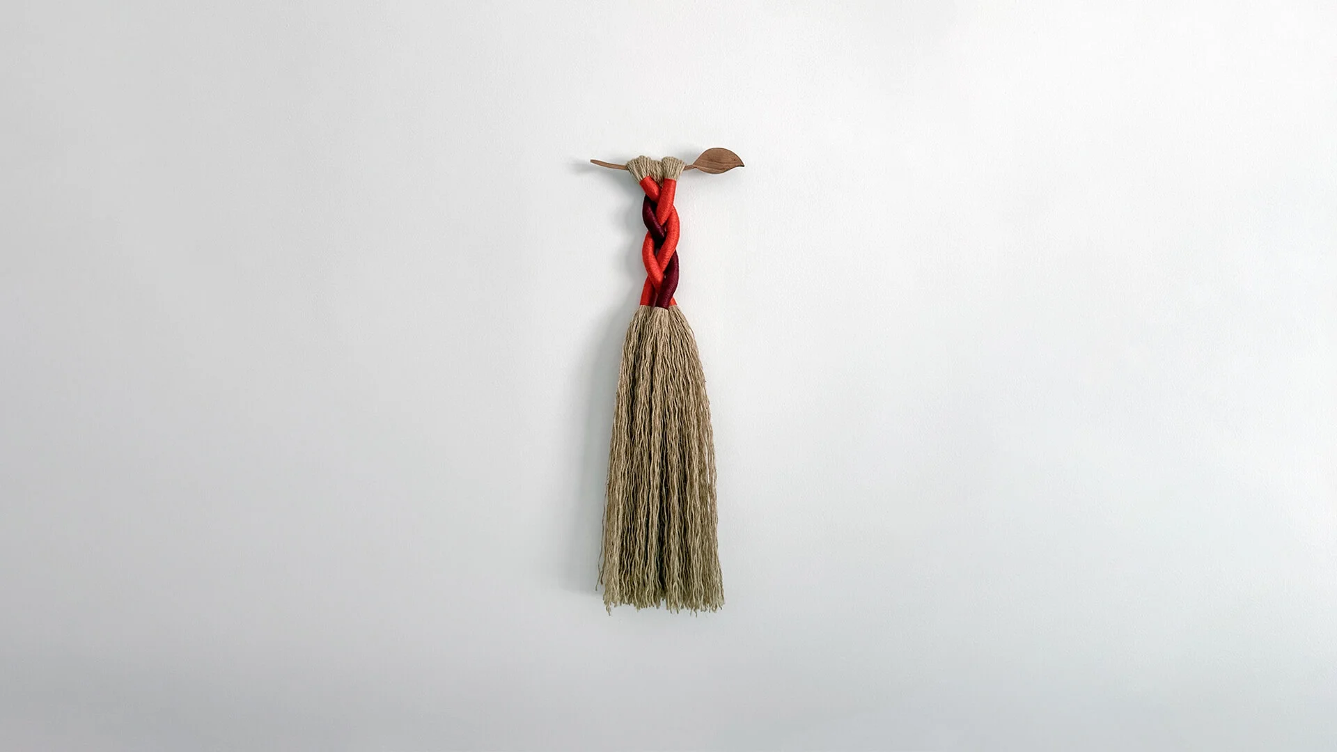 Estela. Colgante textil en yute y bambú sobre madera de nogal Estela. Colgante textil en yute y bambú sobre madera de nogal