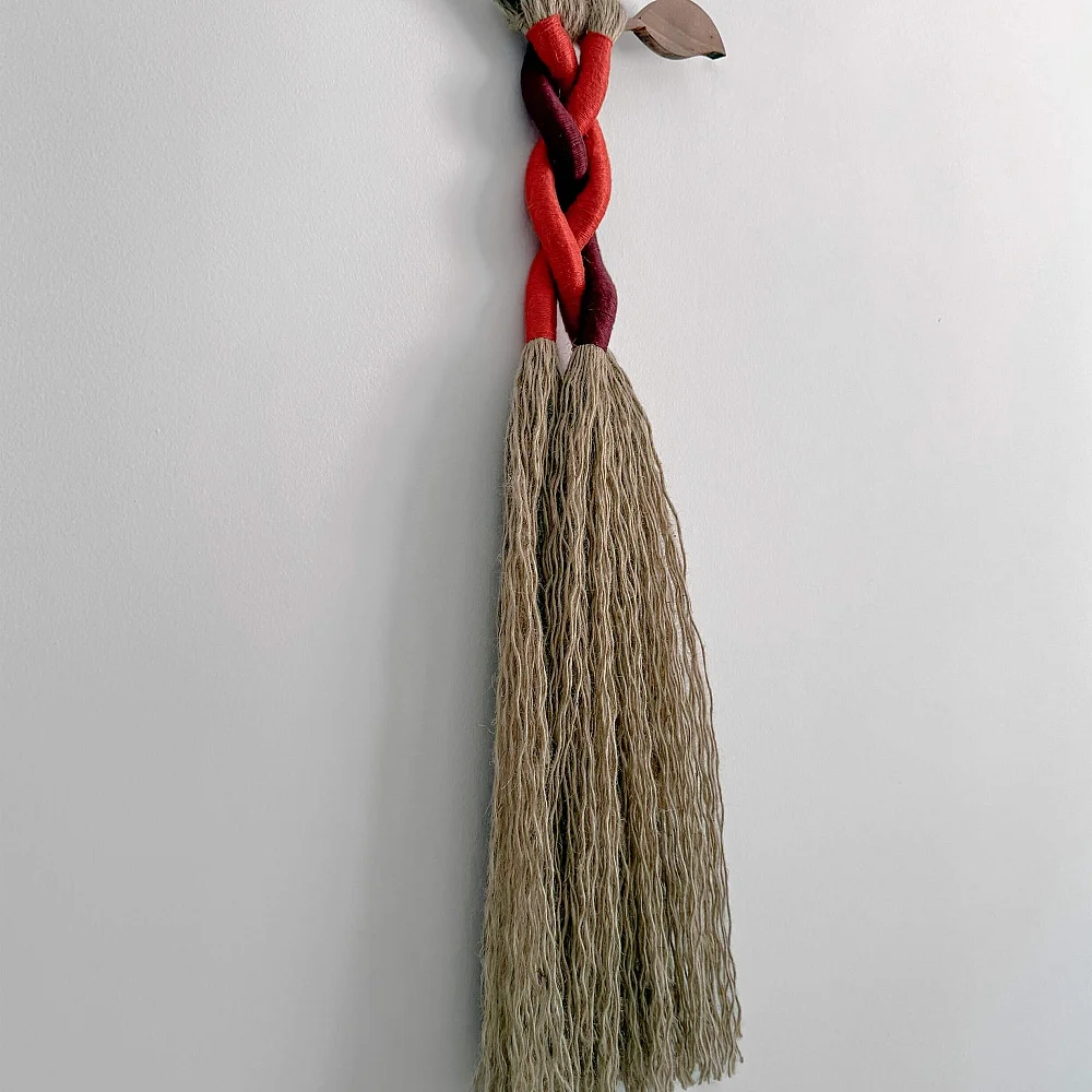 Estela. Colgante textil en yute y bambú sobre madera de nogal Estela. Colgante textil en yute y bambú sobre madera de nogal