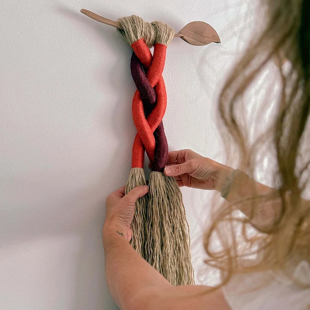 Estela. Colgante textil en yute y bambú sobre madera de nogal