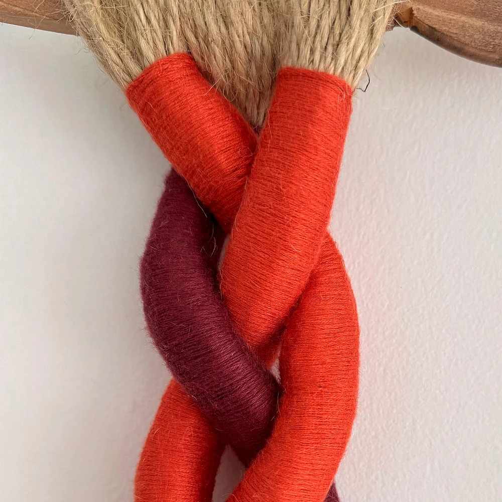 Estela. Colgante textil en yute y bambú sobre madera de nogal Estela. Colgante textil en yute y bambú sobre madera de nogal