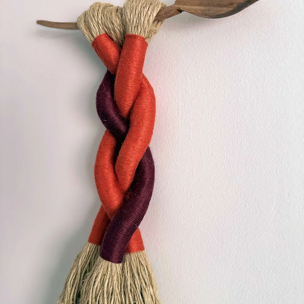 Estela. Colgante textil en yute y bambú sobre madera de nogal Estela. Colgante textil en yute y bambú sobre madera de nogal