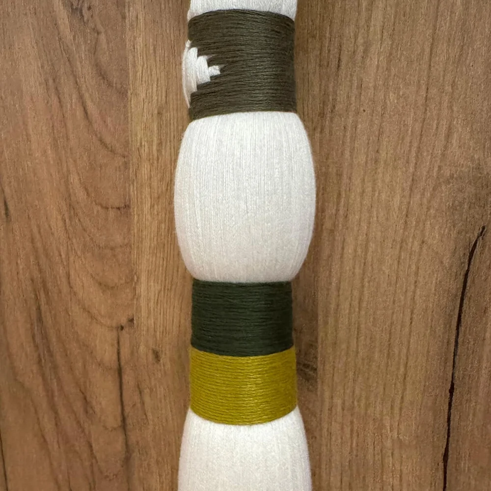 Pompon Aura. Ornement textile en bambou et coton Pompon Aura. Ornement textile en bambou et coton