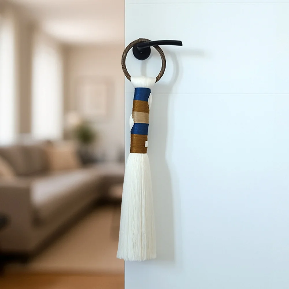 Pompon Eramar. Ornement textile en bambou et osier Pompon Eramar. Ornement textile en bambou et osier