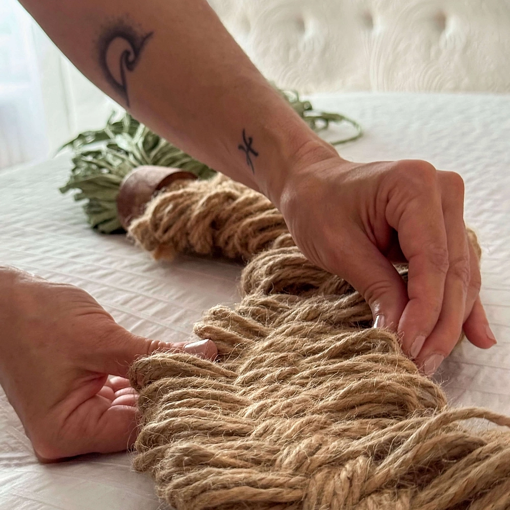 Selva Escultura textil en yute y rafia