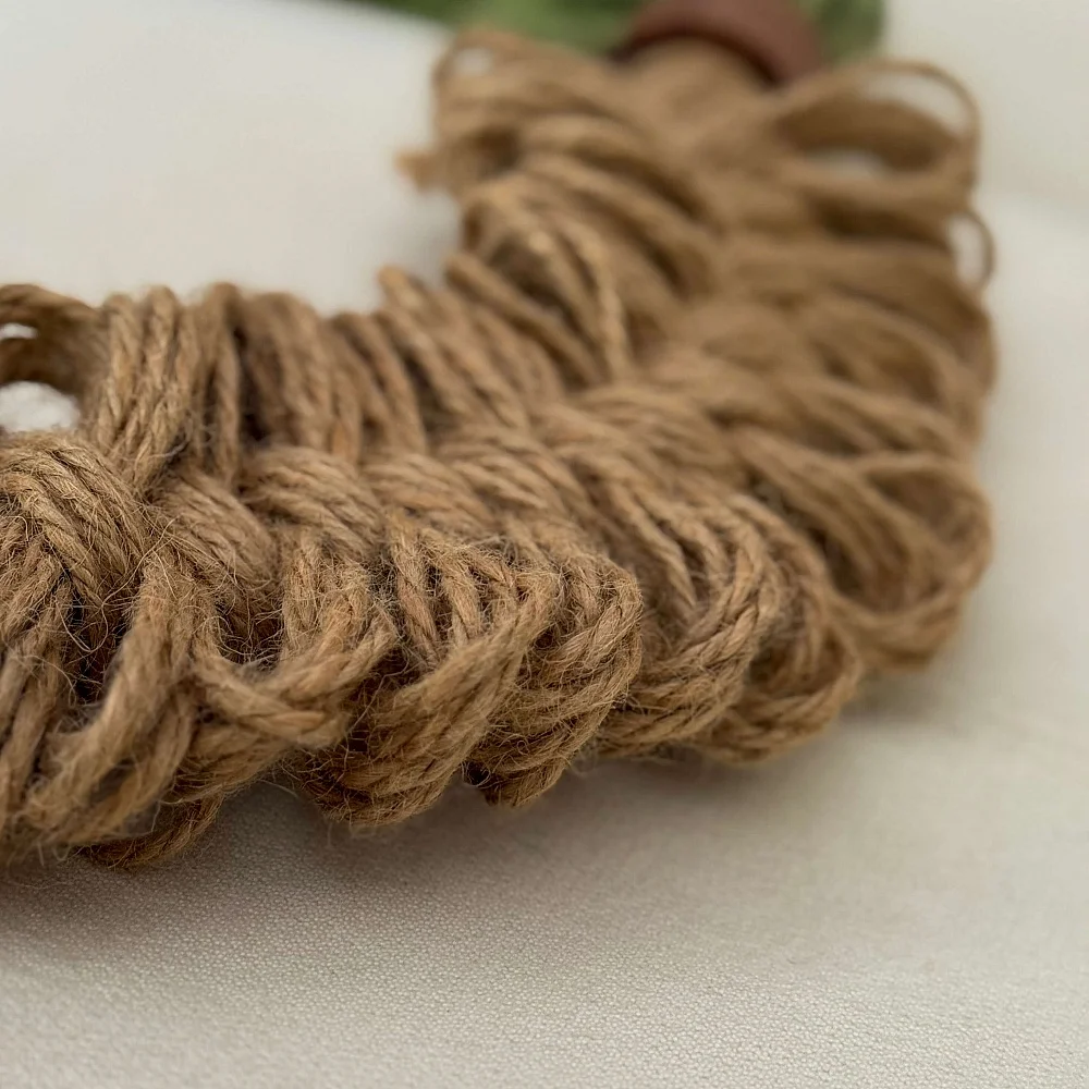 Selva. Colgante textil en yute y rafia