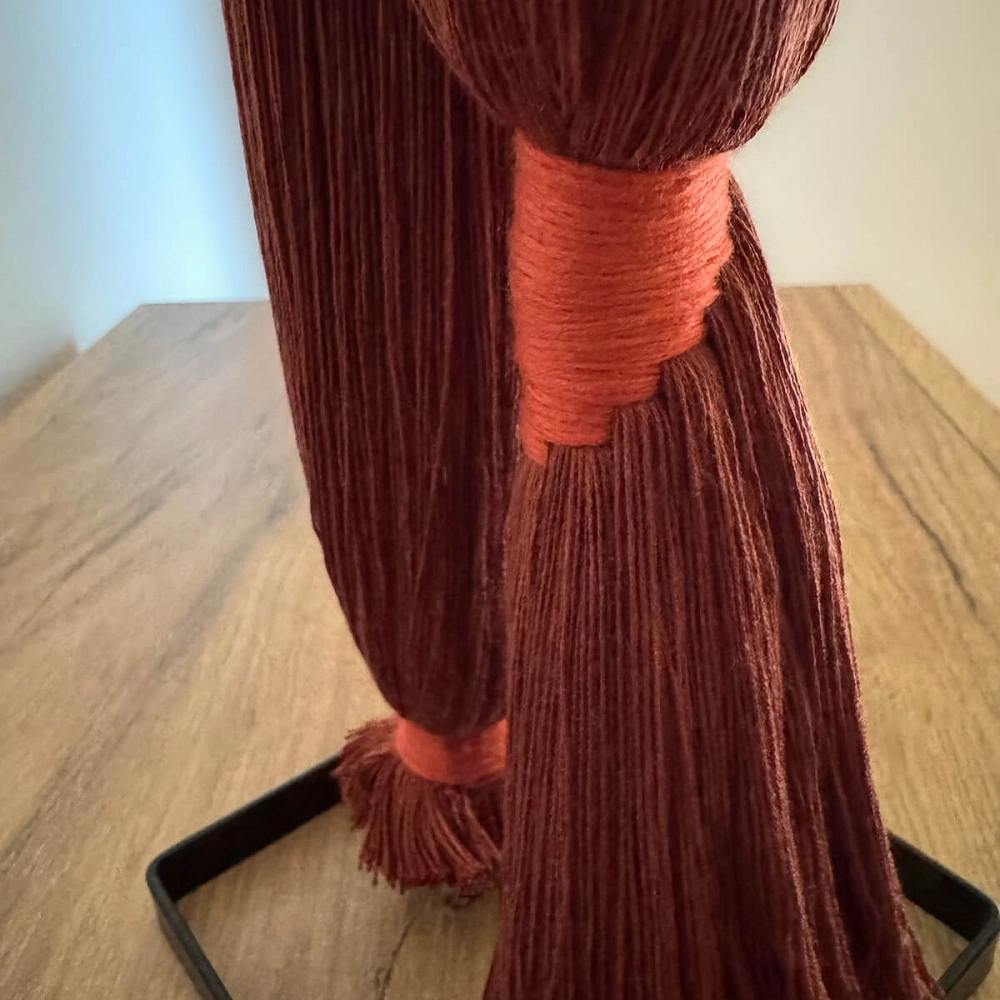 Susurro Coral Escultura textil de mesa en bambú