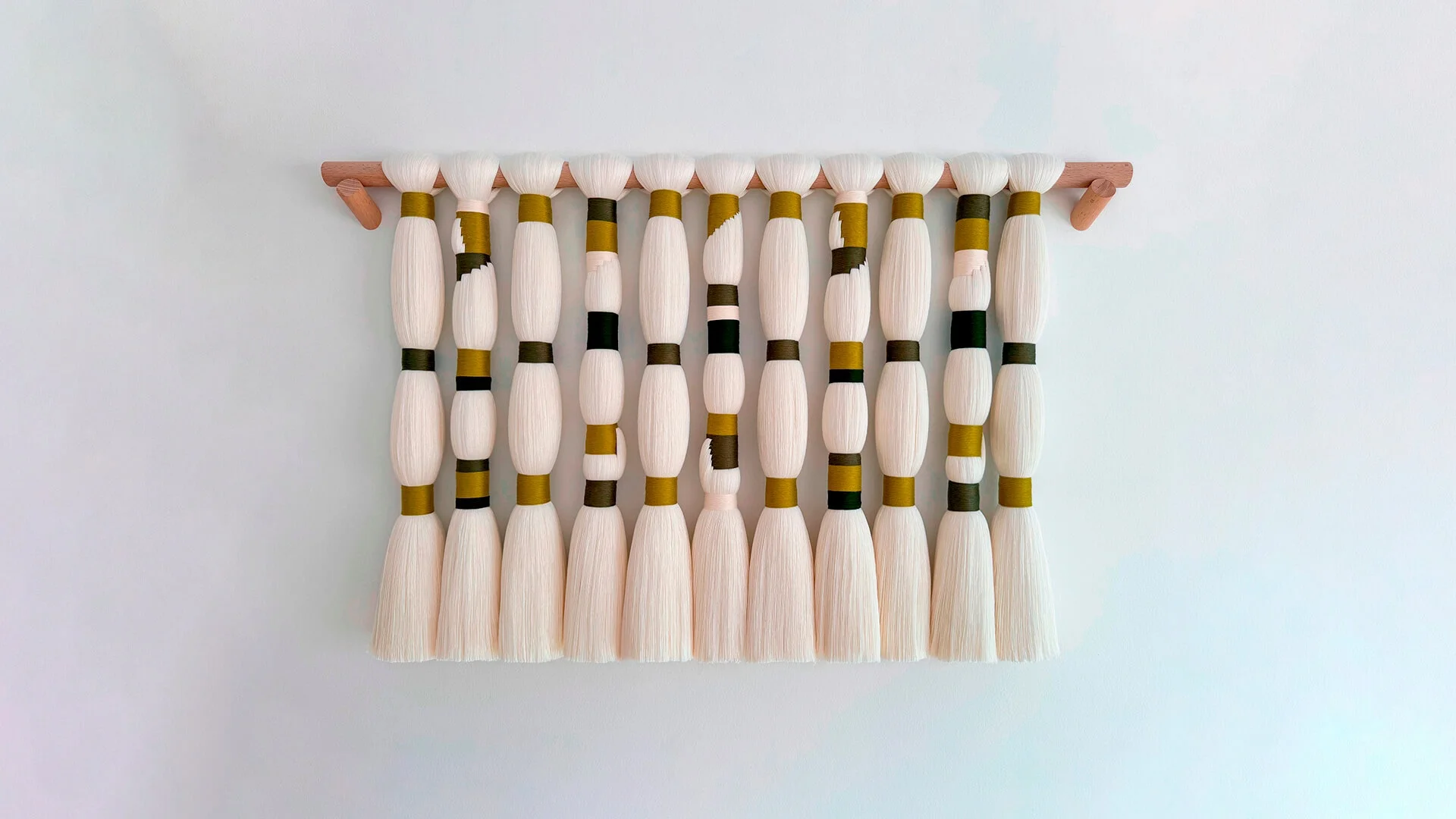 Tapisserie Aura. Pièce artisanale en bambou et coton