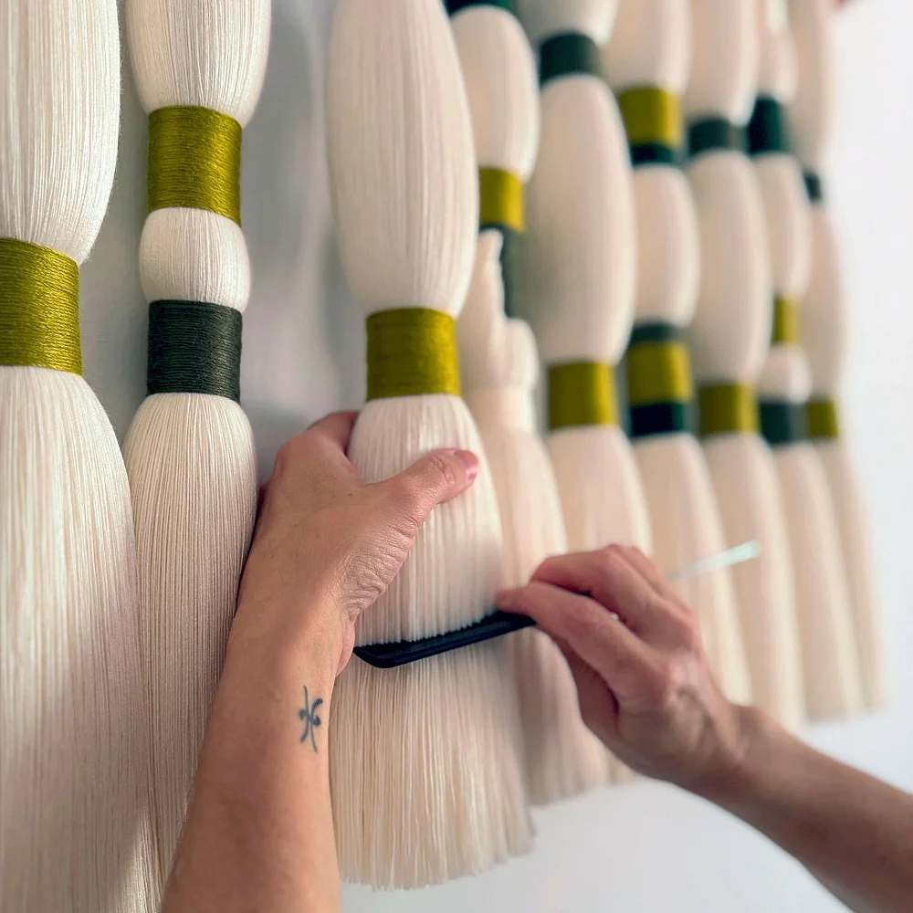 Tapisserie Aura. Pièce artisanale en bambou et coton