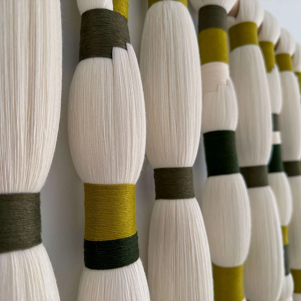 Tapisserie Aura. Pièce artisanale en bambou et coton