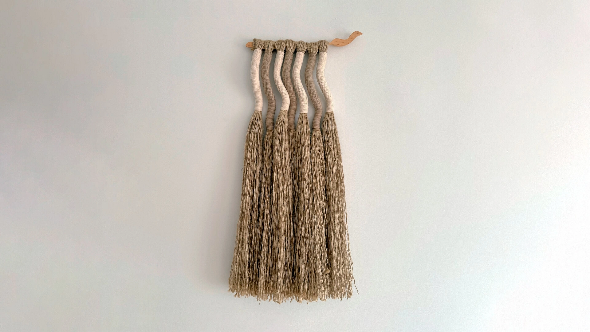 Tapisserie Haizea Tapisserie artisanale en jute et coton sur tige de pin sculptée