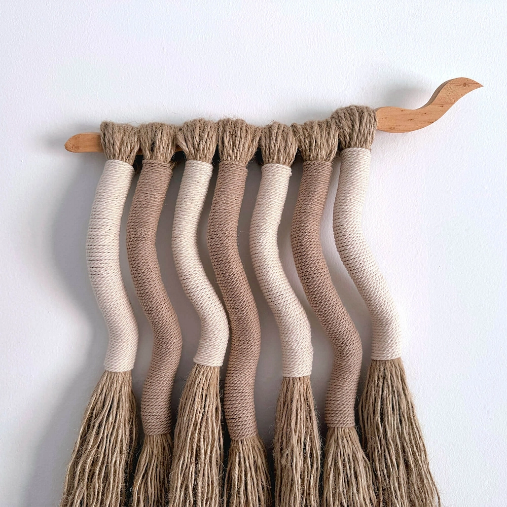 Tapisserie Haizea Tapisserie artisanale en jute et coton sur tige de pin sculptée
