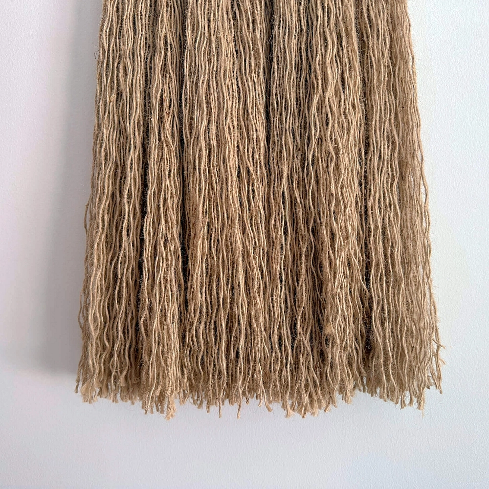 Tapisserie Haizea Tapisserie artisanale en jute et coton sur tige de pin sculptée