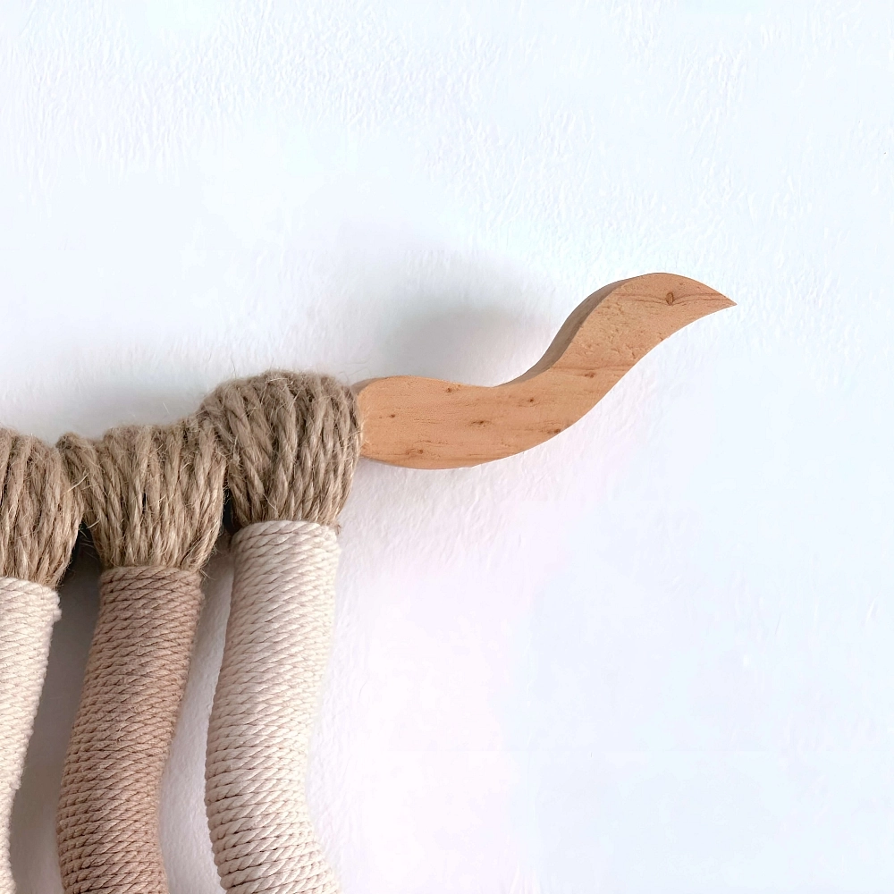 Tapisserie Haizea Tapisserie artisanale en jute et coton sur tige de pin sculptée