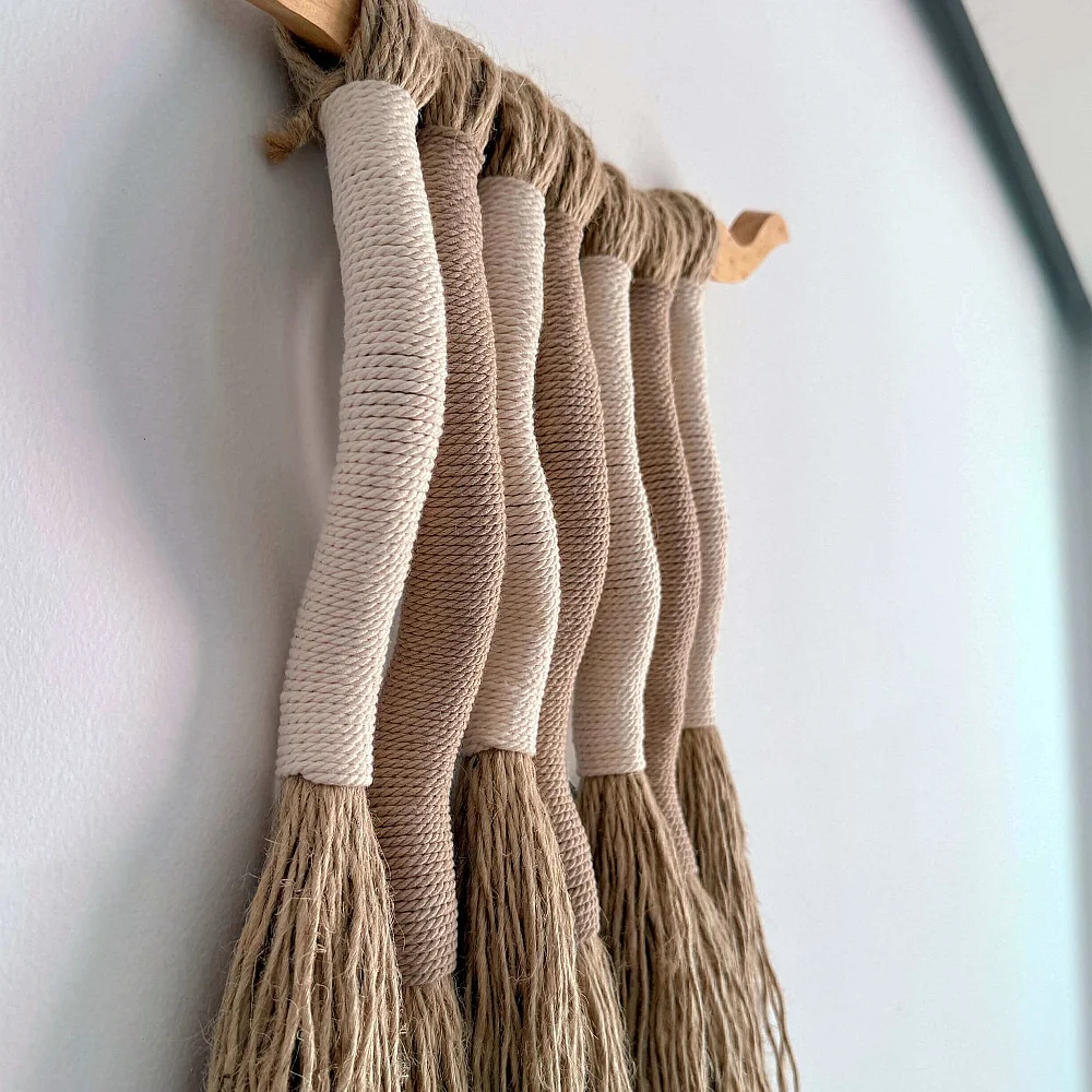 Tapiz Haizea. Tapiz artesanal en yute y algodón sobre madera de pino Tapiz Haizea. Tapiz artesanal en yute y algodón sobre madera de pino